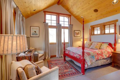 1 dormitorio con cama, sofá y ventanas en Telluride Mountain Chalet with Gym, Hot Tub and Views!, en Telluride