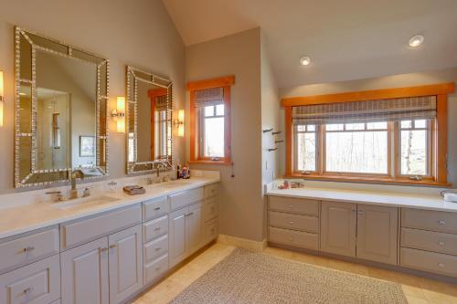 A kitchen or kitchenette at Telluride Mountain Chalet with Gym, Hot Tub and Views!