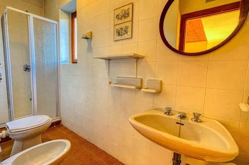 Bathroom sa Appartamento La Chapelle Chaberton - Affitti Brevi Italia
