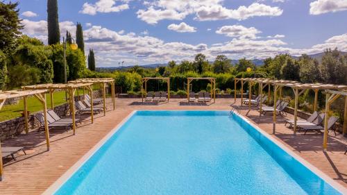 a swimming pool with chairs and a table at Poggiovalle Tenuta Italiana in Città della Pieve