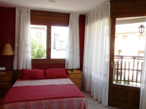 a bedroom with a bed and a window at Hostal Rural Casa Castro in Alberuela de la Liena
