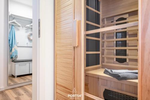 - un dressing avec des boiseries dans l'établissement Strandläufer Büsum, à Büsum