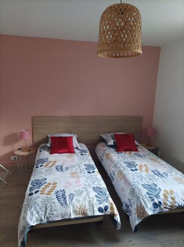 deux lits côte à côte dans une chambre dans l'établissement patrice et chrstel Appartement indépendant, à Les Malossannes