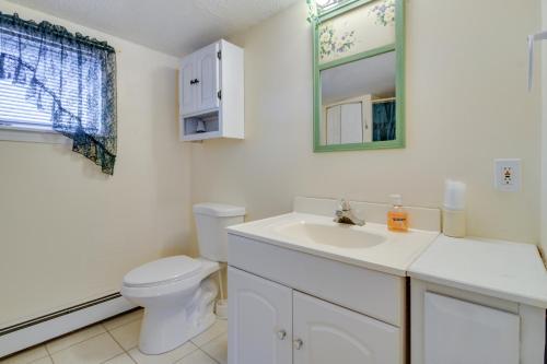 ein weißes Bad mit einem WC und einem Waschbecken in der Unterkunft Cozy New Hampshire Cottage with Deck, Near Skiing! in Glen