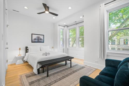 A bed or beds in a room at Luxe SFH Bucktown Retreat with Garage Parking