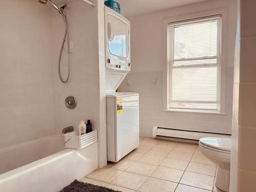 ein Badezimmer mit einem Kühlschrank, einem WC und einem Waschbecken in der Unterkunft 19 Malden 3Br Apt on 2F with WIFi and Free parking in Malden
