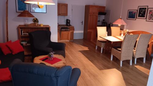 ein Wohnzimmer und ein Esszimmer mit einem Tisch und Stühlen in der Unterkunft Fewo Muschel incl Kurkarte Parkplatz und strandnah in Ahrenshoop