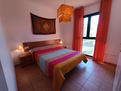 - une chambre avec un lit et une fenêtre dans l'établissement Apartamento con solárium en Marina Sant Jordi (MSJ81), à Calafat