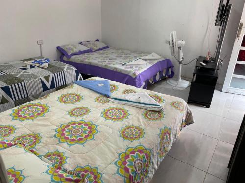 Habitación con 3 camas en una habitación en Hospedaje Rural Amanecer Llanero, en Restrepo