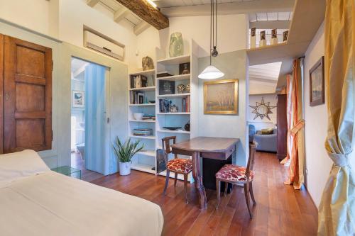 une chambre avec un lit, une table et des chaises dans l'établissement Fifty Eight Suite Milan Sforza, à Milan
