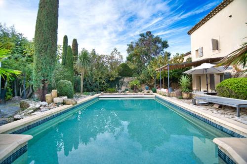 une piscine devant une maison dans l'établissement Le Mas des Aires - Chambres d'Hôtes - Blauzac -Uzès - Pont du Gard, à Blauzac