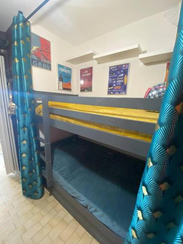- un lit superposé dans un magasin avec toboggan dans l'établissement AS24003-Studio cabine à 200m plage-parking privé, au Grau-du-Roi