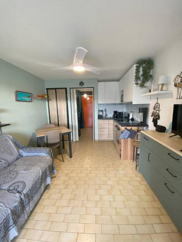 une cuisine et un salon avec un canapé et une table dans l'établissement AS24003-Studio cabine à 200m plage-parking privé, au Grau-du-Roi