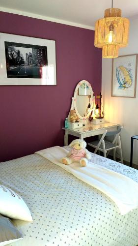 - un ours en peluche assis sur un lit dans une chambre dans l'établissement Chambre dans maison, près de la mer, de l'Espagne, des Montagnes, à Pézilla-la-Rivière