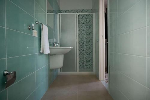 uma casa de banho com um lavatório e um chuveiro em Classy House in Marigliano em Marigliano