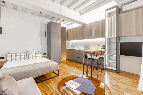 un salon avec un lit et une table dans l'établissement La Suite Parisienne, à Paris