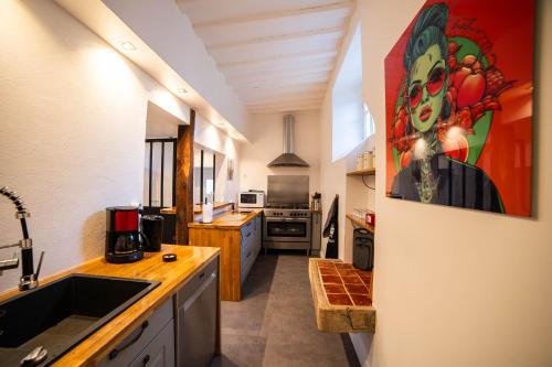 une cuisine avec un évier et un plan de travail dans l'établissement Ferme de la Tour, à Saint-Pierre-Canivet