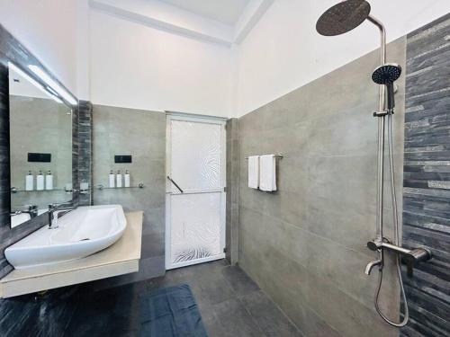 een badkamer met wastafel en douche bij The Palazzo - Weligama in Weligama