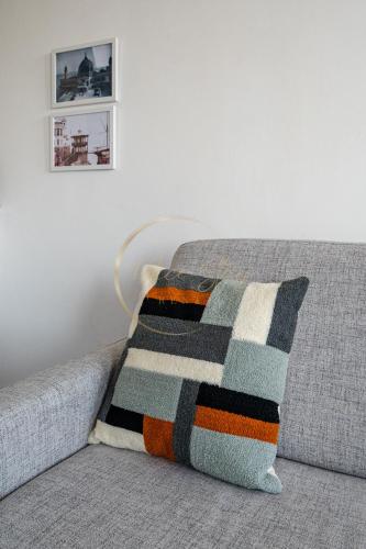 - un oreiller installé sur un canapé dans le salon dans l'établissement Charmant studio vue mer, à Nice