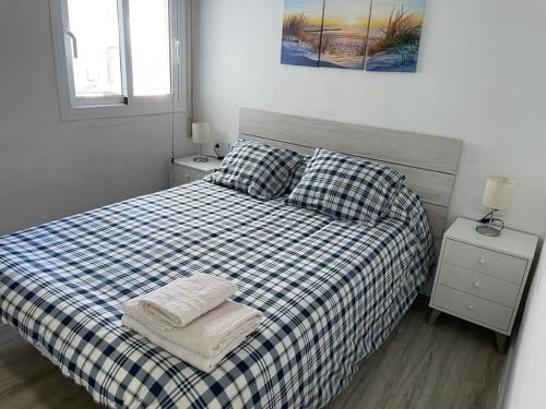 Postel nebo postele na pokoji v ubytování Apartamento en complejo residencial con piscina y garaje frente al mar