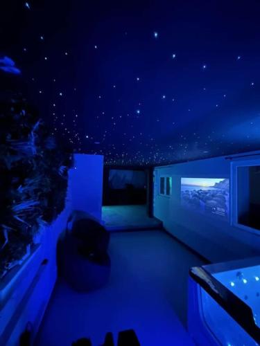 a room with a blue room with a starry sky at L'Oasis Étoilée in Chelles