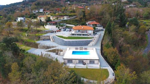 een luchtzicht op een huis met een zwembad bij Casa Panorâmica Gerês in Geres