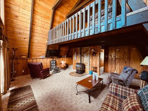 ein Wohnzimmer mit Möbeln und einer Treppe in der Unterkunft Hole-In-1 Yellowstone Getaway - Sleeps 6 in Rea