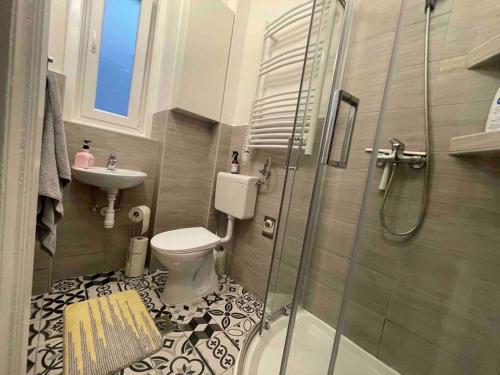 W łazience znajduje się prysznic, toaleta i umywalka. w obiekcie Heart of Budapest w Budapeszcie