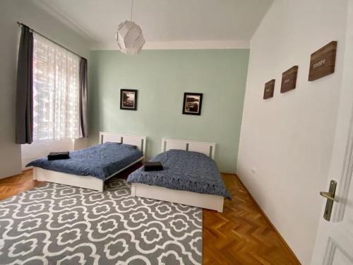 sypialnia z 2 łóżkami i dywanem w obiekcie Heart of Budapest w Budapeszcie