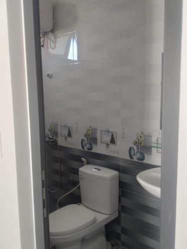 La salle de bains est pourvue de toilettes et d'un lavabo. dans l'établissement Huế Thơ Homestay, à Hue