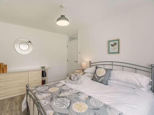 - une chambre avec un grand lit et des draps blancs dans l'établissement 2 bed in Keswick 86782, à Keswick