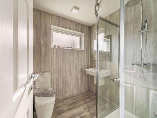 La salle de bains est pourvue d'une douche, de toilettes et d'un lavabo. dans l'établissement 2 bed in Keswick 86782, à Keswick