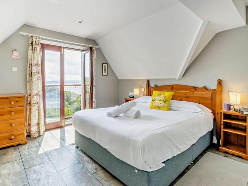 a bedroom with a large bed and a window at 3 Bed in Aberdovey DY032 in Aberdyfi