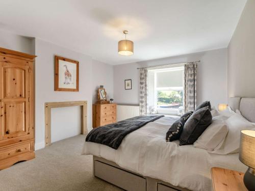 Un dormitorio con una cama grande y una ventana en 4 Bed in Hexham 87458 en Catton