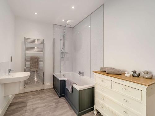 Baño blanco con bañera y lavamanos en 4 Bed in Hexham 87458 en Catton