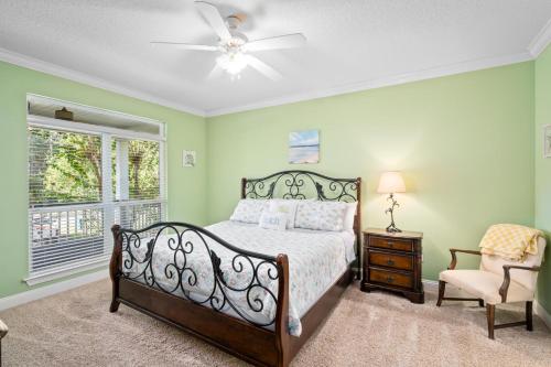 Un dormitorio con una cama y un ventilador de techo. en 066 Baileys Bliss, en Dauphin Island