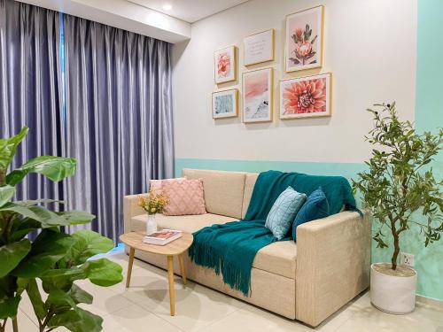 sala de estar con sofá y mesa en Mita's House - The Sóng Apartment Vũng Tàu, en Vung Tau