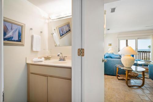 bagno con lavandino e soggiorno di 069 Sandcastle 5F a Dauphin Island