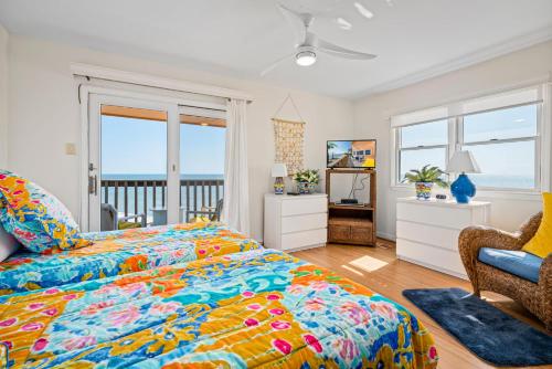 una camera da letto con un letto e vista sull'oceano di 069 Sandcastle 5F a Dauphin Island