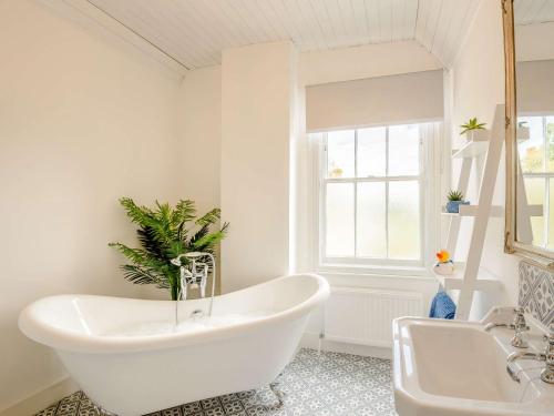 un bagno bianco con vasca e lavandino di 3 bed in Whitstable 88750 a Whitstable
