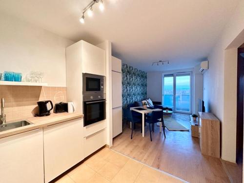 A kitchen or kitchenette at Lovely Young Panorama Apartment 02 #Danube #freeparking