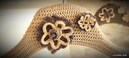a crocheted cloth with a flower on it at Trullo del Vescovo in Alberobello