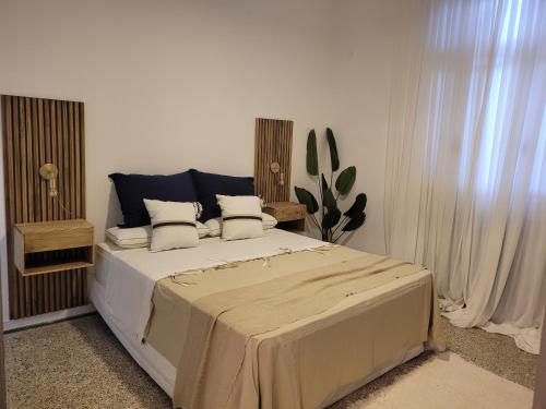 Un dormitorio con una cama grande con almohadas. en Casa Supremo, en Concepción del Uruguay