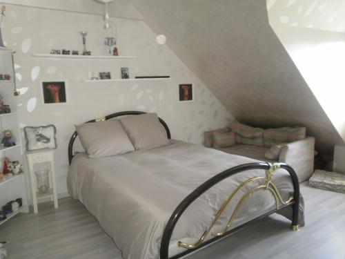 1 dormitorio con 1 cama y escalera en 2 Chambres chez l habitant, en Parigné-lʼÉvêque