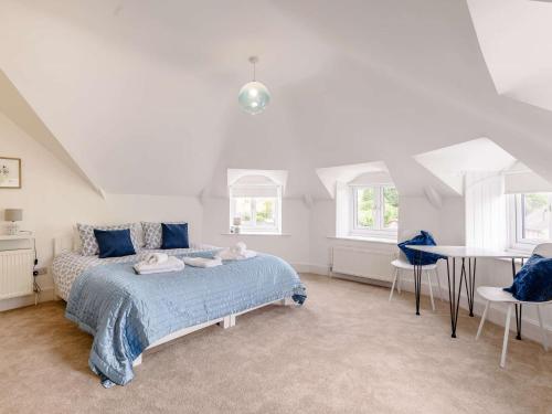 1 dormitorio con 1 cama, mesa y sillas en 4 Bed in Matlock 88011 en Matlock