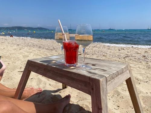 - une table de pique-nique sur la plage avec 2 verres de vin dans l'établissement Le jardin de Flo à Bandol, à Bandol
