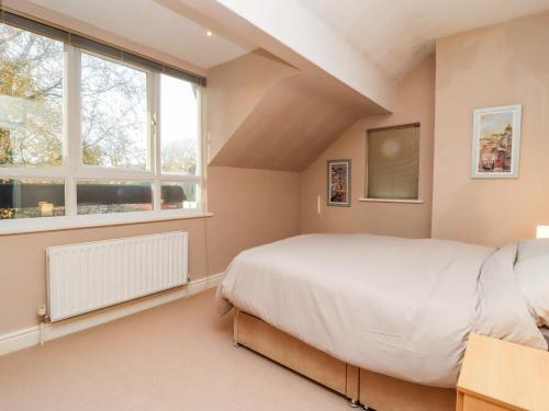 ein Schlafzimmer mit einem großen Bett und einem Fenster in der Unterkunft 6D Clifton Drive in Lytham St Annes