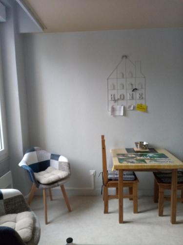 une salle à manger avec une table et une chaise dans l'établissement Studio des Thermes 2*, à Vittel