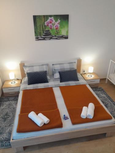 duże łóżko z 2 białymi poduszkami w obiekcie Apartment Dean w mieście Klimno