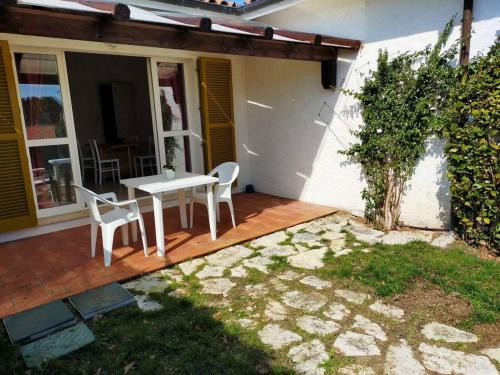 a patio with a table and chairs on a house at Villetta a schiera Bilocale cod. 354 - Taunus Vacanze in Sirolo